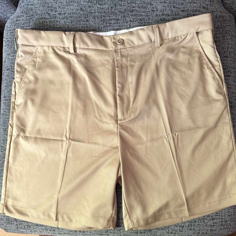 NWOT Men’s Classic Khaki Shorts 46